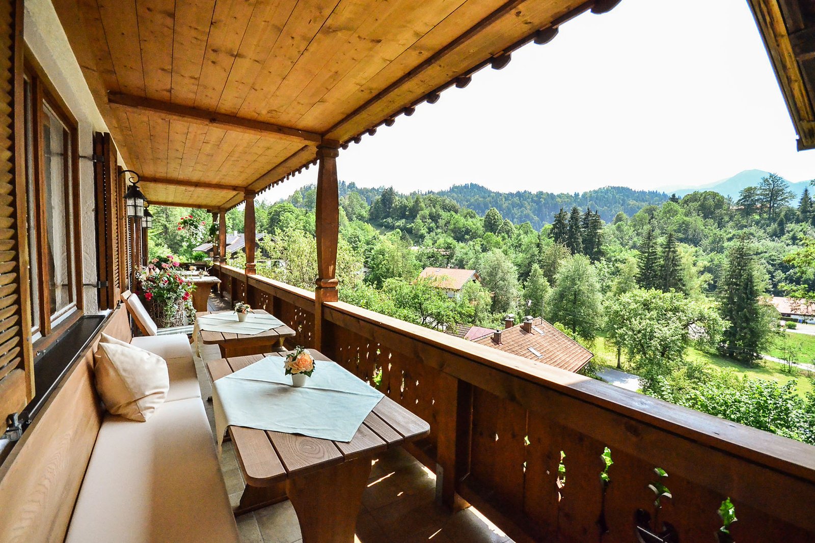 Panoramabalkon aus Holz mit Sitzplätzen und Alpenblick im Gästehaus Sonnenbichl in Fischbachau