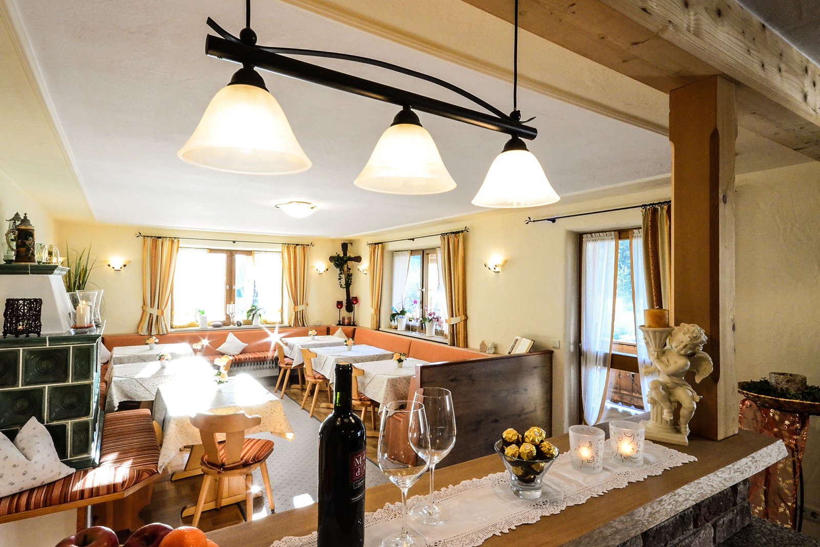 Gemütlicher Frühstücksraum mit Kachelofen im Gästehaus Sonnenbichl in Fischbachau