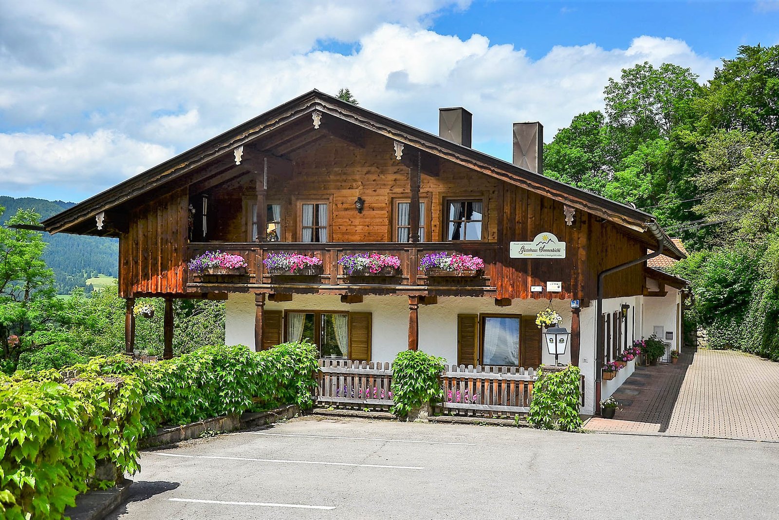 Außenansicht des Gästehaus Sonnenbichl in Fischbachau mit Balkon und Blumenschmuck