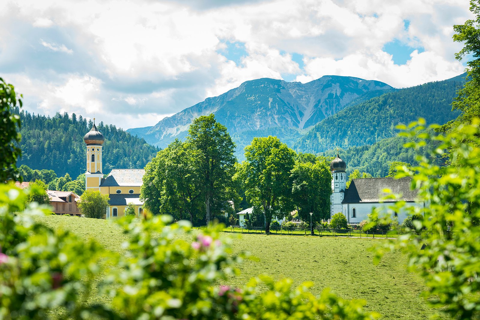 Kirche in Fischbachau mit Alpenpanorama – idyllische Umgebung beim Gästehaus Sonnenbichl